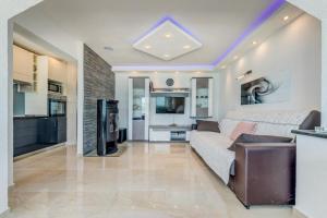 Apartment in Arbanija with sea view, balcony, air conditioning, WiFi 5138-1