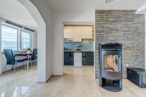 Apartment in Arbanija with sea view, balcony, air conditioning, WiFi 5138-1