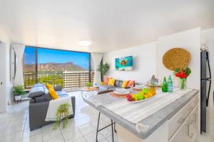Chic Condo Near Waikiki Beach - Free Parking!