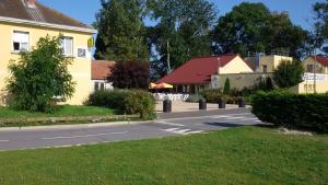 Hotels LOGIS - Hotel & Restaurant le Grand Terre : photos des chambres