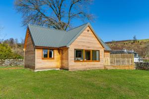 Roe Deer Lodge with Hot Tub