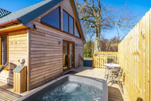 Roe Deer Lodge with Hot Tub