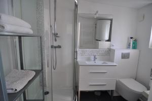 Maisons de vacances Petite maisonnette 9mn a pied gare, 5 mn plage ! : photos des chambres