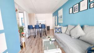 Modern Retreat: 2br Stylish Apt with Comfy Rooms! Smart TV with 200MBPS Internet