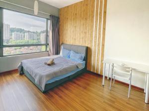Modern 4BR Apartment Near Mid Valley & Sunway Pyramid Free WiFi Parking