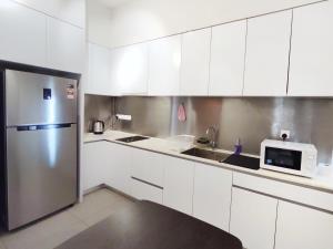 Modern 4BR Apartment Near Mid Valley & Sunway Pyramid Free WiFi Parking