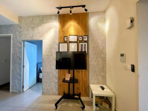 Modern 4BR Apartment Near Mid Valley & Sunway Pyramid Free WiFi Parking