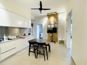 Modern 4BR Apartment Near Mid Valley & Sunway Pyramid Free WiFi Parking
