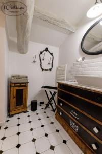 B&B / Chambres d'hotes CHAMBRES D'HOTES L'Oreliane en Provence SPA Bien etre : photos des chambres