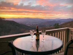 Blue Ridge Mountain Air Retreat with epic mountain views! - Green Mountain