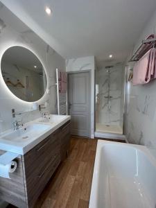 Maisons de vacances La Villa Desvroise jacuzzi billard babyfoot 7 pers : photos des chambres