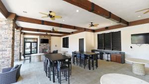 5 Bedrooms 4 Bathrooms Solterra 7565 Os