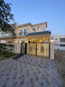 Four-Bedroom House room in Serviced 4 BHK Holiday Home in DHA 9 Town