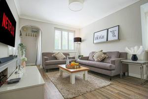 Lowndes House - Close to City Centre - Garden, Free Parking and Smart TV by Yoko Property