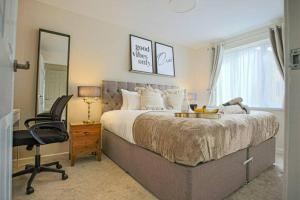 Lowndes House - Close to City Centre - Garden, Free Parking and Smart TV by Yoko Property