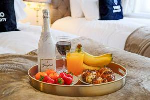 Lowndes House - Close to City Centre - Garden, Free Parking and Smart TV by Yoko Property