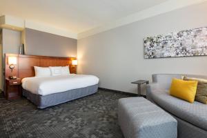 Executive King Room with Sofa Bed room in Courtyard by Marriott Houston Galleria