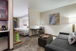 Queen Suite with Two Queen Beds room in SpringHill Suites by Marriott Cleveland Solon