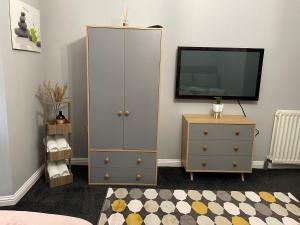 Spacious one bedroom flat, entire property.