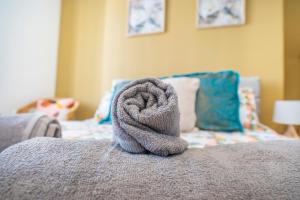 Spacious 3 Bed Flat-Free Parking-by Holiday Homes