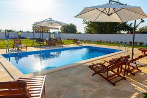 Holiday home Relax with shared swimming pool for 6 guests