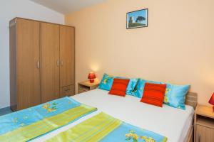 Apartments with parking space Vir - 20233