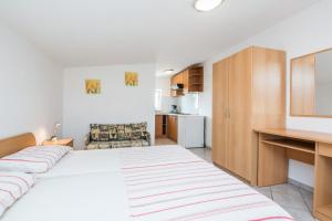 Apartments by the sea Vir - 20333