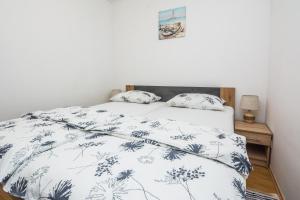 Apartments with parking space Vir - 20799