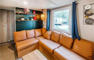 Campings Awesome Caravan In Saint Brevin Les Pins With Outdoor Swimming Pool, Wifi And Heated Swimming Pool : photos des chambres