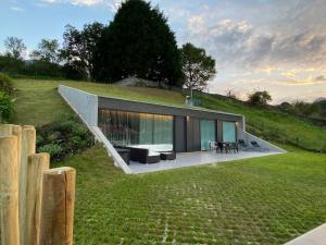 La Casa de Hierba - Casa de campo de diseño con jardín y wifi cerca de las playas de Llanes