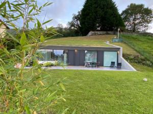 La Casa de Hierba - Casa de campo de diseño con jardín y wifi cerca de las playas de Llanes