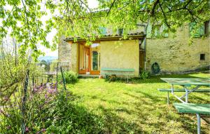 Maisons de vacances Beautiful home in Le Poet-Celard with WiFi and 2 Bedrooms : photos des chambres