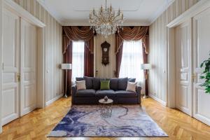Luxury Central Home next to the New York Café
