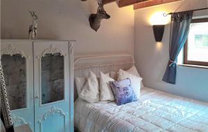 Maisons de vacances Beautiful Home In Sourdeval With Outdoor Swimming Pool : photos des chambres