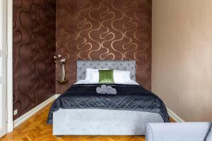 Luxury Central Home next to the New York Café