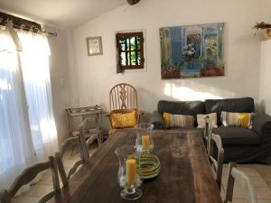 Maisons de vacances Authentic Provencal farmhouse with pool : Maison 4 Chambres