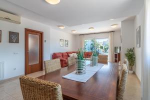 Five-Bedroom House with Private Pool room in Apart-rent Villa Pani 108 B