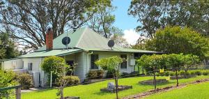 Old Schoolmasters Cottage on the Barrington River
