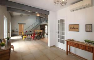 Maisons de vacances Beautiful Home In Malataverne With Kitchen : photos des chambres