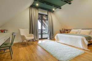 Mazurskie Wille - Willa Niebieska - siedlisko na Mazurach z bezpośrednim dostępem do jeziora Dejguny oraz prywatnym basenem