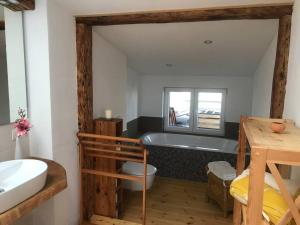 Dachgeschosszimmer mit Terrasse