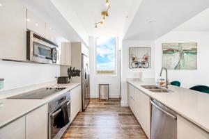 Beachwalk Resort - PENTHOUSE IN THE SKY 3BDR and 3BA LUXURY CONDO DIRECT OCEAN VIEW - 25 min to FIFA!