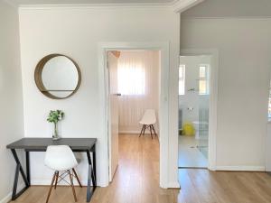 Glenelg Holiday Apartments-Broadway 500 meters to the beach Free Parking