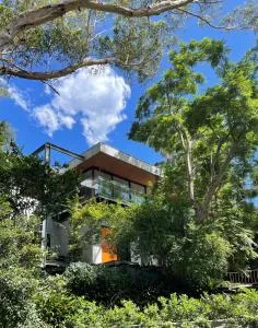 Tranquil Garden Apartment with living room - Unanderra