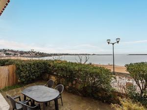 Appartements Appartement au charme ancien face a la grande plage de Saint-Jean-de-Luz - FR-1-4-670 : photos des chambres