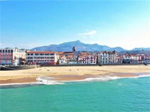 Appartements Appartement au charme ancien face a la grande plage de Saint-Jean-de-Luz - FR-1-4-670 : photos des chambres