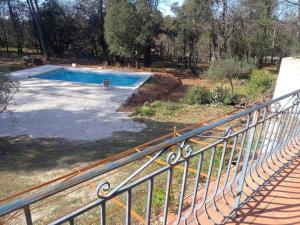 Maisons de vacances Provencale House + swimming poll in garden of 1HA : photos des chambres