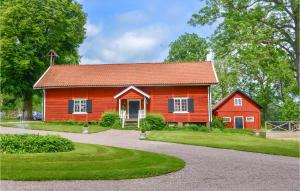 Beautiful home in Skvde with WiFi and 2 Bedrooms