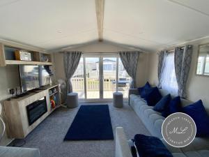 Palm Grove 133 - pet friendly, WiFi close to beach and clubhouse - Golden Palm Resort - Meadow Lakes Caravan & Lodge Hire