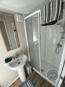 Palm Grove 133 - pet friendly, WiFi close to beach and clubhouse - Golden Palm Resort - Meadow Lakes Caravan & Lodge Hire